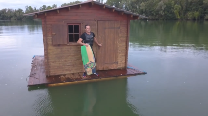 Cabane au milieu de l’eau, session wakeskate